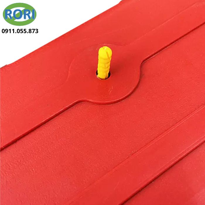 Hộp đựng MSDS/SDS là phụ kiện chuyên dụng dùng để lưu trữ các tài liệu an toàn hóa chất trong kho, nhà máy và phòng thí nghiệm. Sản phẩm làm từ nhựa PP bền chắc, chống ăn mòn, có nắp bảo vệ tài liệu khỏi bụi bẩn và dễ treo tường. Thiết kế gọn gàng, giúp tra cứu MSDS nhanh chóng khi kiểm tra an toàn hoặc xử lý sự cố.