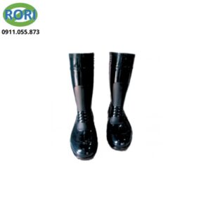 Ủng bảo hộ nhựa PVC màu đen UCS-VN-02 là sản phẩm thuộc dòng ủng bảo hộ lao động phổ biến, chuyên dùng trong môi trường ẩm ướt, trơn trượt hoặc làm việc thường xuyên tiếp xúc bùn đất, nước thải, hóa chất nhẹ. Với thiết kế chắc chắn, ôm chân tốt, giúp bảo vệ bàn chân và cổ chân an toàn trong quá trình làm việc.
