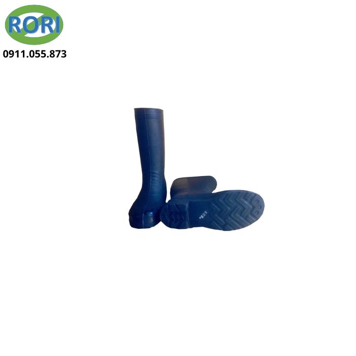 Ủng cao su PCCC là trang bị bảo hộ chuyên dụng dành cho lực lượng phòng cháy chữa cháy và cứu hộ cứu nạn, giúp bảo vệ bàn chân và cẳng chân khi làm việc trong môi trường nguy hiểm như nhiệt độ cao, nước bẩn, bùn đất, hóa chất và vật sắc nhọn.