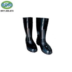Ủng bảo hộ nhựa PVC màu đen UCS-VN-02 là sản phẩm thuộc dòng ủng bảo hộ lao động phổ biến, chuyên dùng trong môi trường ẩm ướt, trơn trượt hoặc làm việc thường xuyên tiếp xúc bùn đất, nước thải, hóa chất nhẹ. Với thiết kế chắc chắn, ôm chân tốt, giúp bảo vệ bàn chân và cổ chân an toàn trong quá trình làm việc.