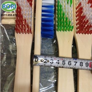   Bàn chải cước là loại bàn chải thân gỗ với thiết kế bàn chải cán dài phù hợp cho nhiều nhu cầu sử dụng trong gia đình hoặc công nghiệp.
