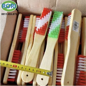   Bàn chải cước là loại bàn chải thân gỗ với thiết kế bàn chải cán dài phù hợp cho nhiều nhu cầu sử dụng trong gia đình hoặc công nghiệp.