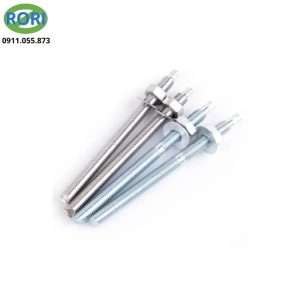 Bu lông hóa chất là phương pháp liên kết sử dụng keo hóa chất để cố định thanh ren hoặc bu lông vào bê tông. Sau khi khoan và vệ sinh sạch sẽ lỗ khoan, keo chuyên dụng sẽ được bơm sâu vào trong lỗ. Tiếp đến là cấy thanh ren vào đúng vị trí. Sau khi keo khô và đóng rắn hoàn toàn, thanh ren sẽ được liên kết, cố định chặt với bê tông. Từ đó, tạo khả năng chịu tải cao và có độ ổng định lâu dài.