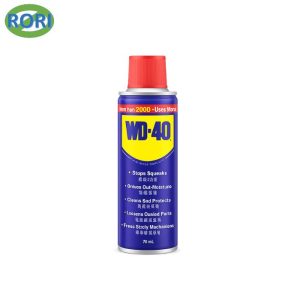 Chất bôi trơn size 70ml WD-40 hay còn gọi là chai xịt chống rỉ sét là sản phẩm bôi trơn hiệu quả cho các thiết bị cần bảo dưỡng hàng ngày. Dầu bôi trơn có khả năng bảo vệ bề mặt kim loại hiệu quả. Đây cũng là sản phẩm được nhiều thợ kỹ thuật và gia đình tin dùng.