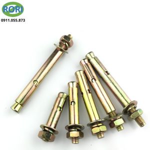 Tắc kê nở là giải pháp liên kết cơ học hoạt động dựa trên nguyên lý giãn nở để cố định các chi tiết lên tường hoặc bê tông. Sau khi khoan lỗ và lắp tắc kê vào vị trí, thao tác siết bu lông sẽ làm phẩn áo nở mở rộng, ép chặt vào thành lỗ khoan và tạo thành lực ma sát giúp giữ liên kết chắc chắn.