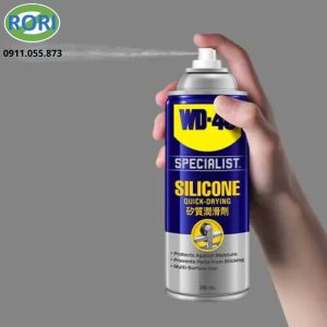 Bình xịt silicone chuyên dụng WD40 là giải pháp bôi trơn dành cho nhiều loại vật liệu như kim loại, nhựa, cao su. Sản phẩm tạo lớp màng bảo vệ chống ẩm, giảm ma sát và hạn chế bám bụi. Đây cũng là chất bôi trơn chuyên dụng được nhiều nhà máy, xưởng sản xuất và kỹ thuật viên tin dùng. Ngoài khả năng bôi trơn, sản phẩm còn là loại dầu chống gỉ giúp kéo dài tuổi thọ thiết bị.