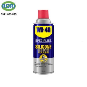 Bình xịt silicone chuyên dụng WD40 là giải pháp bôi trơn dành cho nhiều loại vật liệu như kim loại, nhựa, cao su. Sản phẩm tạo lớp màng bảo vệ chống ẩm, giảm ma sát và hạn chế bám bụi. Đây cũng là chất bôi trơn chuyên dụng được nhiều nhà máy, xưởng sản xuất và kỹ thuật viên tin dùng. Ngoài khả năng bôi trơn, sản phẩm còn là loại dầu chống gỉ giúp kéo dài tuổi thọ thiết bị.