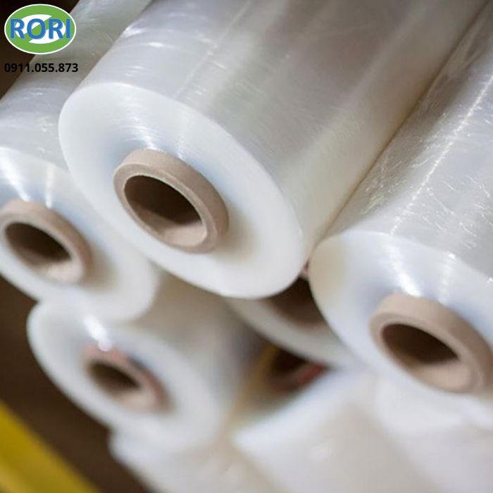 Màng quấn pallet khổ 50cm hay còn được gọi với những cái tên như màng co, màng chít, màng PE... Sản phẩm được sử dụng rộng rãi trong kho bãi, nhà máy, khu công nghiệp,...Thiết kế bền hỗ trợ chống ẩm, chống nước và có độ bám dính cao.
