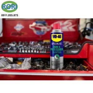 Chất tẩy rửa WD40 với khả năng làm sạch các chi tiết cơ khí hiệu quả thì đây là sản phẩm đáng để cân nhắc. Sản phẩm được thiết kế để loại bỏ nhanh dầu phanh, dầu mỡ, bụi bẩn và các tạp chất trên hệ thống phanh.