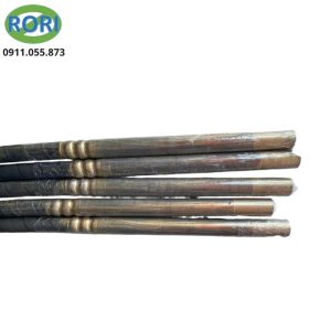 Dây máy đầm dùi bê tông DMR3512 là phụ kiện chuyên dùng cho máy đầm dùi bê tông cầm tay. Với chiều dài 1,2 m và đầu dùi đường kính 35 mm, sản phẩm tạo lực rung ổn định, giúp loại bỏ bọt khí hiệu quả, tăng độ đặc chắc của bê tông và hạn chế hiện tượng rỗ tổ ong trong quá trình thi công.