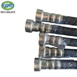 Dây máy đầm dùi bê tông DMR3512 là phụ kiện chuyên dùng cho máy đầm dùi bê tông cầm tay. Với chiều dài 1,2 m và đầu dùi đường kính 35 mm, sản phẩm tạo lực rung ổn định, giúp loại bỏ bọt khí hiệu quả, tăng độ đặc chắc của bê tông và hạn chế hiện tượng rỗ tổ ong trong quá trình thi công.