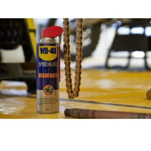 Chất tẩy rửa dạng bọt WD40 là dòng dung dịch vệ sinh gốc nước được thiết kế để loại bỏ nhanh dầu mỡ, bụi bẩn và các thiết bị bám cứng đầu trên nhiều loại bề mặt. Sản phẩm phù hợp cho thiết bị vệ sinh chuyên dụng, máy móc công nghiệp, dụng cụ cơ khí và nhiều ứng dụng khác. Với khả năng tẩy dầu mỡ mạnh mẽ và làm mới bề mặt mà không để lại cặn, WD-40 Specialist degreaser foaming spray là lựa chọn đáng tin cậy cho cả cá nhân lẫn doanh nghiệp.