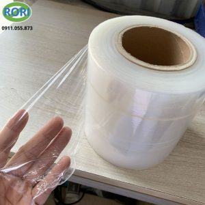 Màng PE bọc hàng 2.5kg thường được biết đến với những cái tên như màng co, màng chít, màng quấn pallet,... Đây là giải pháp đóng gói tối ưu cho doanh nghiệp hiện đại. Sản phẩm có khả năng bám dính tốt với nhau giúp người dùng dễ dàng sử dụng, tránh hao phí băng keo nhưng không ảnh hưởng đến sản phẩm. Khả năng chống ẩm, chống nước và giảm trầy xước cũng là ưu điểm đáng chú ý của sản phẩm.