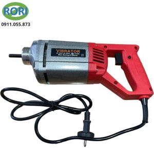 Máy đầm dùi bê tông cầm tay MRBT355012 sở hữu công suất mạnh mẽ 1300W cùng tốc độ quay lên đến 4500 vòng/phút. Cho khả năng phá tan bọt khí và chống rỗ bên trong bê tông vượt trội. Nhờ đó, giúp bê tông đạt được độ đặc chắc cao hơn, hạn chế tình trạng rỗ tổ ong, nâng cao chất lượng và tuổi thọ công trình.