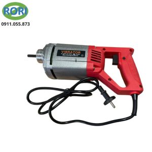 Máy đầm dùi bê tông cầm tay MRBT355012 sở hữu công suất mạnh mẽ 1300W cùng tốc độ quay lên đến 4500 vòng/phút. Cho khả năng phá tan bọt khí và chống rỗ bên trong bê tông vượt trội. Nhờ đó, giúp bê tông đạt được độ đặc chắc cao hơn, hạn chế tình trạng rỗ tổ ong, nâng cao chất lượng và tuổi thọ công trình.