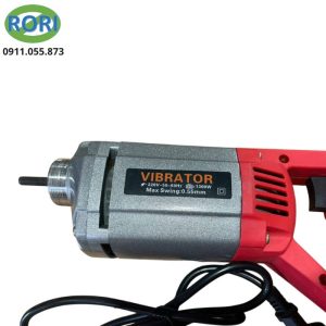 Máy đầm dùi bê tông cầm tay MRBT355012 sở hữu công suất mạnh mẽ 1300W cùng tốc độ quay lên đến 4500 vòng/phút. Cho khả năng phá tan bọt khí và chống rỗ bên trong bê tông vượt trội. Nhờ đó, giúp bê tông đạt được độ đặc chắc cao hơn, hạn chế tình trạng rỗ tổ ong, nâng cao chất lượng và tuổi thọ công trình.