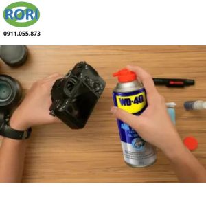 Nếu bạn đang tìm kiếm một máy thổi bụi cầm tay để làm sạch bụi bẩn trên các thiết bị điện tử, thì WD-40 Specialist air duster là lựa chọn rất đáng cân nhắc. Đây là thiết bị vệ sinh không khí dạng bình xịt khí nén giúp thổi bay bụi ở những vị trí khó tiếp cận. Sản phẩm phù hợp để vệ sinh bàn phím, camera, máy tính, máy in, thiết bị điện tử và nhiều linh kiện có độ chính xác cao.