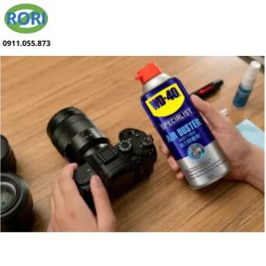 Nếu bạn đang tìm kiếm một máy thổi bụi cầm tay để làm sạch bụi bẩn trên các thiết bị điện tử, thì WD-40 Specialist air duster là lựa chọn rất đáng cân nhắc. Đây là thiết bị vệ sinh không khí dạng bình xịt khí nén giúp thổi bay bụi ở những vị trí khó tiếp cận. Sản phẩm phù hợp để vệ sinh bàn phím, camera, máy tính, máy in, thiết bị điện tử và nhiều linh kiện có độ chính xác cao.