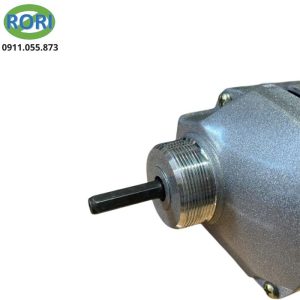 Máy đầm dùi bê tông cầm tay MRBT355012 sở hữu công suất mạnh mẽ 1300W cùng tốc độ quay lên đến 4500 vòng/phút. Cho khả năng phá tan bọt khí và chống rỗ bên trong bê tông vượt trội. Nhờ đó, giúp bê tông đạt được độ đặc chắc cao hơn, hạn chế tình trạng rỗ tổ ong, nâng cao chất lượng và tuổi thọ công trình.