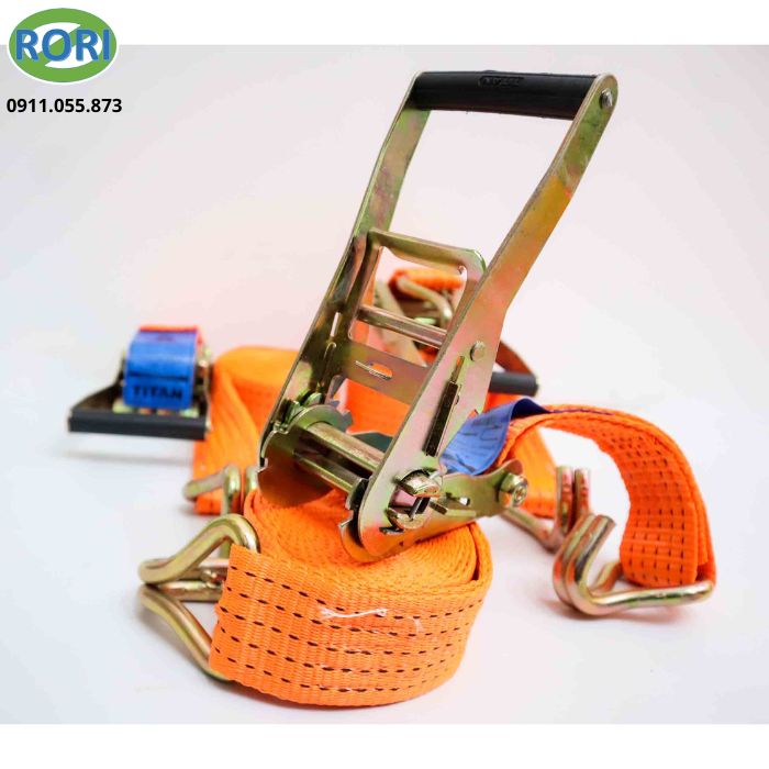 Dây chằng hàng tăng đơ là giải pháp cố định hàng hóa chắc chắn và an toàn. Trong quá trình vận chuyển, việc giữ hàng hóa ổn định luôn là yếu tố quan trọng. Cáp tăng đơ giúp siết chặt kiện hàng nhanh chóng. Dây cảo làm hạn chế xe dịch và giảm nguy cơ hư hỏng khi di chuyển. Thiết kế chắc chắn, chất liệu bền bỉ nhằm tăng tuổi thọ sử dụng của tăng đơ.