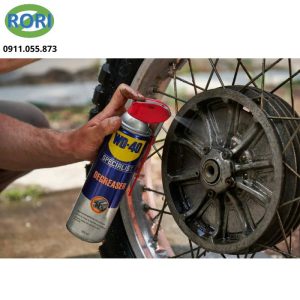 Chất tẩy rửa dạng bọt WD40 là dòng dung dịch vệ sinh gốc nước được thiết kế để loại bỏ nhanh dầu mỡ, bụi bẩn và các thiết bị bám cứng đầu trên nhiều loại bề mặt. Sản phẩm phù hợp cho thiết bị vệ sinh chuyên dụng, máy móc công nghiệp, dụng cụ cơ khí và nhiều ứng dụng khác. Với khả năng tẩy dầu mỡ mạnh mẽ và làm mới bề mặt mà không để lại cặn, WD-40 Specialist degreaser foaming spray là lựa chọn đáng tin cậy cho cả cá nhân lẫn doanh nghiệp.