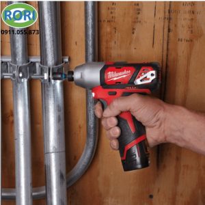 Trong công việc lắp đặt và sửa chữa, một thiết bị nhỏ gọn nhưng có lực siết tốt sẽ mang lại nhiều lợi thế. Máy bắt vít cầm tay M12 được thiết kế để đáp ứng nhu cầu này. M12 BID có lực siết tối đa lên đến 112Nm. Tốc độ không tải đạt 0 - 2.500 vòng/phút. Đây là loại máy bắt vít đến từ thương hiệu milwaukee phù hợp cho nhiều công việc thi công và lắp đặt.