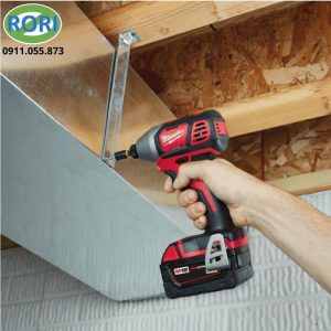Trong các công việc lắp đặt, sửa chữa và thi công, khả năng siết vít nhanh, ổn định giúp tiết kiệm thời gian và công sức. Máy bắt vít BID là lựa chọn đáng chú ý cho người dùng cần một thiết bị nhỏ gọn nhưng có hiệu suất cao. Máy bắt vít của thương hiệu Milwaukee sử dụng nền tảng pin M18 và động cơ 4 cực. Kết hợp với đó là cơ chế tác động được Milwaukee phát triển riêng, phù hợp với nhiều công việc thi công thực tế.