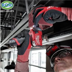Trong các công việc lắp đặt, sửa chữa và thi công cơ điện, một thiết bị có thiết kế nhỏ gọn nhưng vẫn đảm bảo lực siết ổn định sẽ giúp người dùng thao tác nhanh và thuận tiện hơn. Máy bắt vít M12 FQID hay máy bắt vít cầm tay của thương hiệu Milwaukee là lựa chọn đáng chú ý dành cho những công việc yêu cầu tính cơ động cao. Đặc biệt tại các vị trí hẹp hoặc trên cao.     Sở hữu thiết kế đặc trưng của dòng M12, sản phẩm có kiểu dáng gọn. Dễ dàng cầm nắm và thuận tiện khi sử dụng trong thời gian dài. M12 FQID là thiết bị phù hợp cho thợ lắp đặt, kỹ thuật viên, công nhân xây dựng. Hay những người thường xuyên cần thao tác với vít, bu lông kích thước nhỏ.