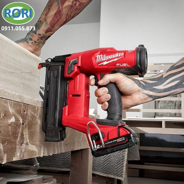 Trong các công việc lắp đặt và hoàn thiện, tốc độ bắn đinh ảnh hưởng trực tiếp đến hiệu suất thi công. Máy bắn đinh Milwaukee M18 FN18GS hay súng bắn đinh cầm tay của Milwaukee được thiết kế để hỗ trợ thao tác nhanh và liên tục. Sản phẩm phù hợp với những công việc cần độ linh hoạt cao. Máy bắn đinh bằng điện này sử dụng nền tảng pin M18. Người dùng có thể làm việc mà không cần kết nối trực tiếp với nguồn điện. Kiểu dáng gọn gàng giúp việc cầm máy và di chuyển giữa các vị trí trở nên thuận tiện hơn.
