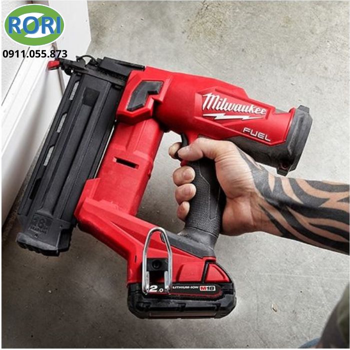 Trong các công việc lắp đặt và hoàn thiện, tốc độ bắn đinh ảnh hưởng trực tiếp đến hiệu suất thi công. Máy bắn đinh Milwaukee M18 FN18GS hay súng bắn đinh cầm tay của Milwaukee được thiết kế để hỗ trợ thao tác nhanh và liên tục. Sản phẩm phù hợp với những công việc cần độ linh hoạt cao. Máy bắn đinh bằng điện này sử dụng nền tảng pin M18. Người dùng có thể làm việc mà không cần kết nối trực tiếp với nguồn điện. Kiểu dáng gọn gàng giúp việc cầm máy và di chuyển giữa các vị trí trở nên thuận tiện hơn.
