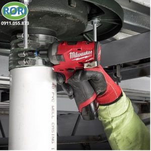 Trong các công việc lắp đặt, sửa chữa và thi công cơ điện, một thiết bị có thiết kế nhỏ gọn nhưng vẫn đảm bảo lực siết ổn định sẽ giúp người dùng thao tác nhanh và thuận tiện hơn. Máy bắt vít M12 FQID hay máy bắt vít cầm tay của thương hiệu Milwaukee là lựa chọn đáng chú ý dành cho những công việc yêu cầu tính cơ động cao. Đặc biệt tại các vị trí hẹp hoặc trên cao.     Sở hữu thiết kế đặc trưng của dòng M12, sản phẩm có kiểu dáng gọn. Dễ dàng cầm nắm và thuận tiện khi sử dụng trong thời gian dài. M12 FQID là thiết bị phù hợp cho thợ lắp đặt, kỹ thuật viên, công nhân xây dựng. Hay những người thường xuyên cần thao tác với vít, bu lông kích thước nhỏ.