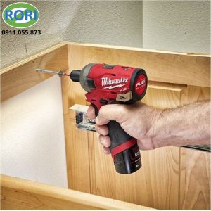 Trong các công việc lắp đặt, sửa chữa và thi công cơ điện, một thiết bị có thiết kế nhỏ gọn nhưng vẫn đảm bảo lực siết ổn định sẽ giúp người dùng thao tác nhanh và thuận tiện hơn. Máy bắt vít M12 FQID hay máy bắt vít cầm tay của thương hiệu Milwaukee là lựa chọn đáng chú ý dành cho những công việc yêu cầu tính cơ động cao. Đặc biệt tại các vị trí hẹp hoặc trên cao.     Sở hữu thiết kế đặc trưng của dòng M12, sản phẩm có kiểu dáng gọn. Dễ dàng cầm nắm và thuận tiện khi sử dụng trong thời gian dài. M12 FQID là thiết bị phù hợp cho thợ lắp đặt, kỹ thuật viên, công nhân xây dựng. Hay những người thường xuyên cần thao tác với vít, bu lông kích thước nhỏ.