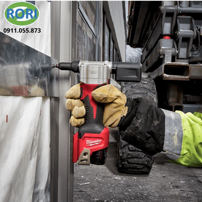 Máy bắn đinh rút BPRT Milwaukee được phát triển cho các công việc lắp ráp và liên kết vật liệu bằng đinh rút. M12 BPRT sử dụng nền tảng pin M12™ REDLITHIUM™. Thiết kế không dây giúp thao tác linh hoạt mà không cần phụ thuộc vào máy nén khí hay dây dẫn. Với lực kéo tối đa 9.000N và hành trình 20.32 mm, máy bắn đinh của Milwaukee đáp ứng tốt các công việc cần tốc độ và khả năng xử lý ổn định. Thiết bị hỗ trợ đinh rút có đường kính từ 2,4 đến 4,8 mm.