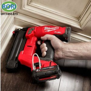 Trong các công việc lắp đặt và hoàn thiện, tốc độ bắn đinh ảnh hưởng trực tiếp đến hiệu suất thi công. Máy bắn đinh Milwaukee M18 FN18GS hay súng bắn đinh cầm tay của Milwaukee được thiết kế để hỗ trợ thao tác nhanh và liên tục. Sản phẩm phù hợp với những công việc cần độ linh hoạt cao. Máy bắn đinh bằng điện này sử dụng nền tảng pin M18. Người dùng có thể làm việc mà không cần kết nối trực tiếp với nguồn điện. Kiểu dáng gọn gàng giúp việc cầm máy và di chuyển giữa các vị trí trở nên thuận tiện hơn.
