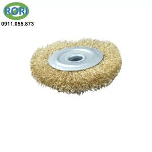 Bàn chải sắt đánh rỉ hay bàn chải cước sắt, bàn chà sắt,... là phụ kiện chuyên dụng để làm sạch các bề mặt kim loại. Sản phẩm sử dụng hệ thống sợi thép nhỏ, có độ cứng tốt. Khi kết hợp với máy mài hoặc thiết bị phù hợp, bàn chải sắt giúp loại bỏ rỉ sét, lớp oxit và bụi bẩn trên bề mặt. Thiết kế dạng đĩa tròn giúp tăng diện tích tiếp xúc. Phần sợi thép được bố trí dày, hỗ trợ làm sạch hơn. Đây là phụ kiện phù hợp cho xưởng cơ khí, sửa chữa và các công việc gia công kim loại.