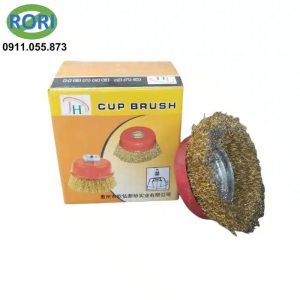 Bàn chải sắt cán gỗ hay bàn chải cước sắt, bàn chải sắt đánh rỉ, bàn chải chà sắt,...Là phụ kiện thường được dùng để vệ sinh và xử lý các bề mặt kim loại. Sản phẩm trong hình có thiết kế dạng chén với phần lông sắt phủ quanh đế. Cấu tạo này tạo vùng tiếp xúc rộng khi làm việc. Phần lông kim loại có độ cứng phù hợp để xử lý rỉ sét, sơn cũ và các lớp bám trên sắt thép. Sản phẩm thích hợp cho xưởng cơ khí, sửa chữa, bảo trì và gia kim loại.