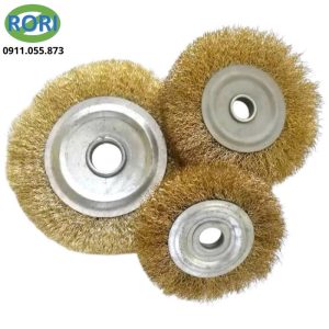 Bàn chải sắt đánh rỉ hay bàn chải cước sắt, bàn chà sắt,... là phụ kiện chuyên dụng để làm sạch các bề mặt kim loại. Sản phẩm sử dụng hệ thống sợi thép nhỏ, có độ cứng tốt. Khi kết hợp với máy mài hoặc thiết bị phù hợp, bàn chải sắt giúp loại bỏ rỉ sét, lớp oxit và bụi bẩn trên bề mặt. Thiết kế dạng đĩa tròn giúp tăng diện tích tiếp xúc. Phần sợi thép được bố trí dày, hỗ trợ làm sạch hơn. Đây là phụ kiện phù hợp cho xưởng cơ khí, sửa chữa và các công việc gia công kim loại.