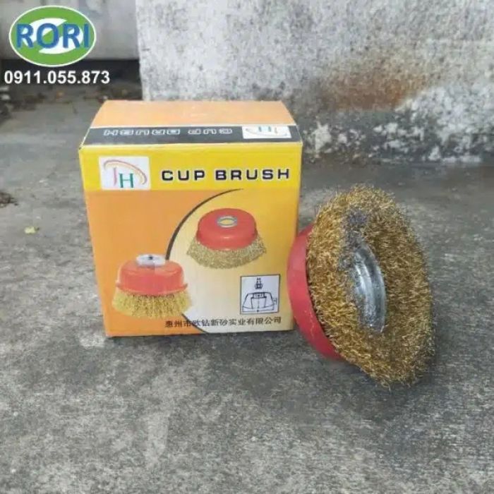 Bàn chải sắt cán gỗ hay bàn chải cước sắt, bàn chải sắt đánh rỉ, bàn chải chà sắt,...Là phụ kiện thường được dùng để vệ sinh và xử lý các bề mặt kim loại. Sản phẩm trong hình có thiết kế dạng chén với phần lông sắt phủ quanh đế. Cấu tạo này tạo vùng tiếp xúc rộng khi làm việc. Phần lông kim loại có độ cứng phù hợp để xử lý rỉ sét, sơn cũ và các lớp bám trên sắt thép. Sản phẩm thích hợp cho xưởng cơ khí, sửa chữa, bảo trì và gia kim loại.