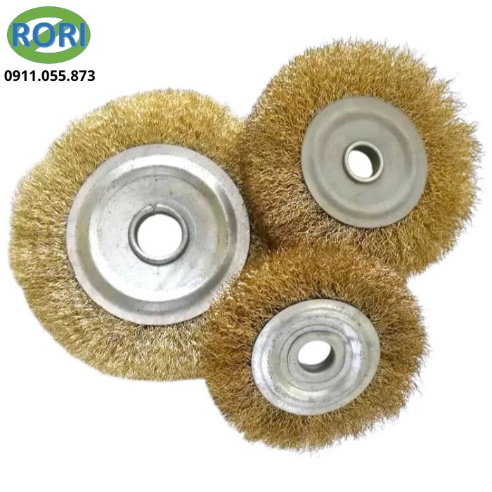 Bàn chải sắt đánh rỉ hay bàn chải cước sắt, bàn chà sắt,... là phụ kiện chuyên dụng để làm sạch các bề mặt kim loại. Sản phẩm sử dụng hệ thống sợi thép nhỏ, có độ cứng tốt. Khi kết hợp với máy mài hoặc thiết bị phù hợp, bàn chải sắt giúp loại bỏ rỉ sét, lớp oxit và bụi bẩn trên bề mặt. Thiết kế dạng đĩa tròn giúp tăng diện tích tiếp xúc. Phần sợi thép được bố trí dày, hỗ trợ làm sạch hơn. Đây là phụ kiện phù hợp cho xưởng cơ khí, sửa chữa và các công việc gia công kim loại.