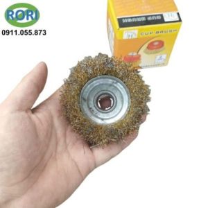 Bàn chải sắt cán gỗ hay bàn chải cước sắt, bàn chải sắt đánh rỉ, bàn chải chà sắt,...Là phụ kiện thường được dùng để vệ sinh và xử lý các bề mặt kim loại. Sản phẩm trong hình có thiết kế dạng chén với phần lông sắt phủ quanh đế. Cấu tạo này tạo vùng tiếp xúc rộng khi làm việc. Phần lông kim loại có độ cứng phù hợp để xử lý rỉ sét, sơn cũ và các lớp bám trên sắt thép. Sản phẩm thích hợp cho xưởng cơ khí, sửa chữa, bảo trì và gia kim loại.