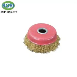 Bàn chải sắt cán gỗ hay bàn chải cước sắt, bàn chải sắt đánh rỉ, bàn chải chà sắt,...Là phụ kiện thường được dùng để vệ sinh và xử lý các bề mặt kim loại. Sản phẩm trong hình có thiết kế dạng chén với phần lông sắt phủ quanh đế. Cấu tạo này tạo vùng tiếp xúc rộng khi làm việc. Phần lông kim loại có độ cứng phù hợp để xử lý rỉ sét, sơn cũ và các lớp bám trên sắt thép. Sản phẩm thích hợp cho xưởng cơ khí, sửa chữa, bảo trì và gia kim loại.