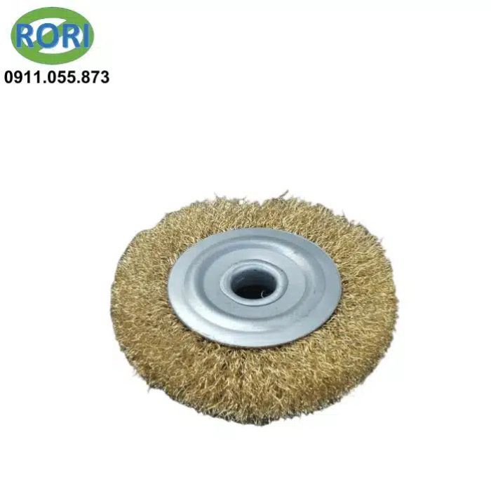 Bàn chải sắt đánh rỉ hay bàn chải cước sắt, bàn chà sắt,... là phụ kiện chuyên dụng để làm sạch các bề mặt kim loại. Sản phẩm sử dụng hệ thống sợi thép nhỏ, có độ cứng tốt. Khi kết hợp với máy mài hoặc thiết bị phù hợp, bàn chải sắt giúp loại bỏ rỉ sét, lớp oxit và bụi bẩn trên bề mặt. Thiết kế dạng đĩa tròn giúp tăng diện tích tiếp xúc. Phần sợi thép được bố trí dày, hỗ trợ làm sạch hơn. Đây là phụ kiện phù hợp cho xưởng cơ khí, sửa chữa và các công việc gia công kim loại.