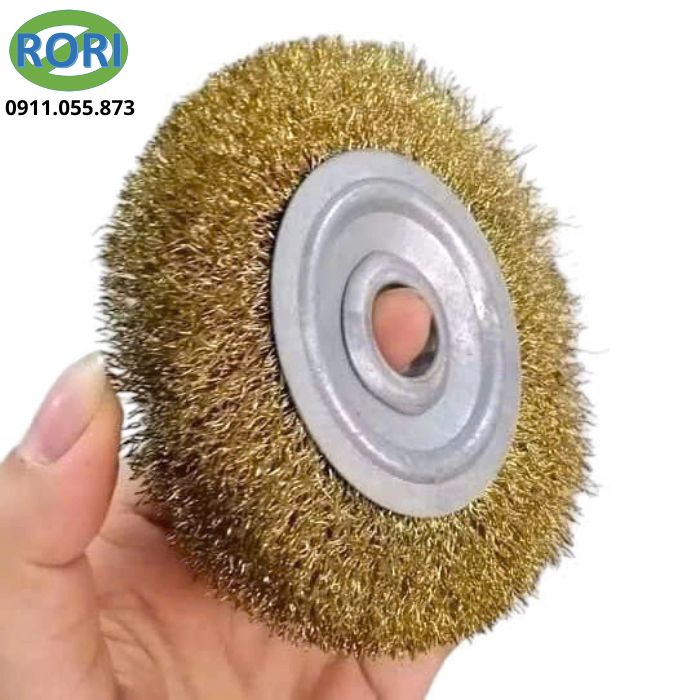 Bàn chải sắt đánh rỉ hay bàn chải cước sắt, bàn chà sắt,... là phụ kiện chuyên dụng để làm sạch các bề mặt kim loại. Sản phẩm sử dụng hệ thống sợi thép nhỏ, có độ cứng tốt. Khi kết hợp với máy mài hoặc thiết bị phù hợp, bàn chải sắt giúp loại bỏ rỉ sét, lớp oxit và bụi bẩn trên bề mặt. Thiết kế dạng đĩa tròn giúp tăng diện tích tiếp xúc. Phần sợi thép được bố trí dày, hỗ trợ làm sạch hơn. Đây là phụ kiện phù hợp cho xưởng cơ khí, sửa chữa và các công việc gia công kim loại.