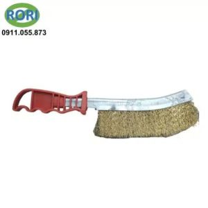 Chổi đánh rỉ sắt hay chổi cước sắt, chổi đánh rỉ,...là dụng cụ quen thuộc trong các công việc cơ khí, sửa chữa và bảo trì. Sản phẩm này có thiết kế dạng chổi cầm tay. Phần đầu chổi sử dụng các sợi kim loại nhỏ, được bố trí dày để tạo ma sát khi làm sạch. Thiết kế này phù hợp để xử lý rỉ sét, lớp sơn cũ và bụi bẩn bám trên nhiều bề mặt kim loại. Tay cầm của chổi sắt có kích thước vừa phải, giúp người dùng dễ thao tác trong quá trình vệ sinh.