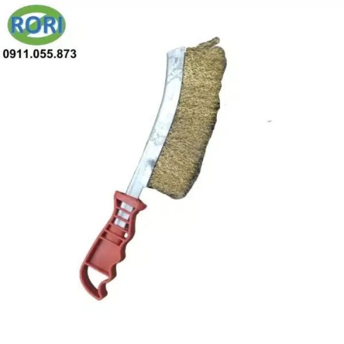 Chổi đánh rỉ sắt hay chổi cước sắt, chổi đánh rỉ,...là dụng cụ quen thuộc trong các công việc cơ khí, sửa chữa và bảo trì. Sản phẩm này có thiết kế dạng chổi cầm tay. Phần đầu chổi sử dụng các sợi kim loại nhỏ, được bố trí dày để tạo ma sát khi làm sạch. Thiết kế này phù hợp để xử lý rỉ sét, lớp sơn cũ và bụi bẩn bám trên nhiều bề mặt kim loại. Tay cầm của chổi sắt có kích thước vừa phải, giúp người dùng dễ thao tác trong quá trình vệ sinh.