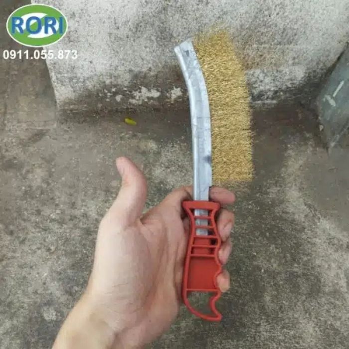 Chổi đánh rỉ sắt hay chổi cước sắt, chổi đánh rỉ,...là dụng cụ quen thuộc trong các công việc cơ khí, sửa chữa và bảo trì. Sản phẩm này có thiết kế dạng chổi cầm tay. Phần đầu chổi sử dụng các sợi kim loại nhỏ, được bố trí dày để tạo ma sát khi làm sạch. Thiết kế này phù hợp để xử lý rỉ sét, lớp sơn cũ và bụi bẩn bám trên nhiều bề mặt kim loại. Tay cầm của chổi sắt có kích thước vừa phải, giúp người dùng dễ thao tác trong quá trình vệ sinh.