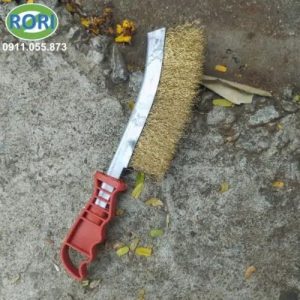 Chổi đánh rỉ sắt hay chổi cước sắt, chổi đánh rỉ,...là dụng cụ quen thuộc trong các công việc cơ khí, sửa chữa và bảo trì. Sản phẩm này có thiết kế dạng chổi cầm tay. Phần đầu chổi sử dụng các sợi kim loại nhỏ, được bố trí dày để tạo ma sát khi làm sạch. Thiết kế này phù hợp để xử lý rỉ sét, lớp sơn cũ và bụi bẩn bám trên nhiều bề mặt kim loại. Tay cầm của chổi sắt có kích thước vừa phải, giúp người dùng dễ thao tác trong quá trình vệ sinh.