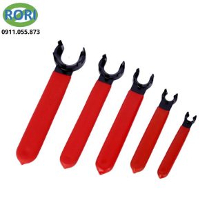 Trong gia công cơ khí CNC, việc tháo lắp đai ốc collet cần một dụng cụ có thể thiết kế phù hợp để thao tác nhanh. Hạn chế làm hư hỏng bề mặt đai ốc. Cờ lê kẹp collet ER 8M là dụng cụ chuyên dụng được thiết kế để kẹp và xoay đai ốc collet loại M. Hỗ trợ hiệu quả trong quá trình lắp đặt, thay dao và bảo trì máy CNC. Với kết cấu chắc chắn, tay cầm bọc đỏ dễ dàng thao tác cùng phần đầu được thiết kế tương thích với các rãnh trên đai ốc. Sản phẩm phù hợp cho thợ cơ khí, kỹ thuật viên và các xưởng gia công CNC.