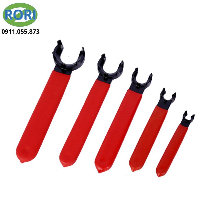 Trong gia công cơ khí CNC, việc tháo lắp đai ốc collet cần một dụng cụ có thể thiết kế phù hợp để thao tác nhanh. Hạn chế làm hư hỏng bề mặt đai ốc. Cờ lê kẹp collet ER 8M là dụng cụ chuyên dụng được thiết kế để kẹp và xoay đai ốc collet loại M. Hỗ trợ hiệu quả trong quá trình lắp đặt, thay dao và bảo trì máy CNC. Với kết cấu chắc chắn, tay cầm bọc đỏ dễ dàng thao tác cùng phần đầu được thiết kế tương thích với các rãnh trên đai ốc. Sản phẩm phù hợp cho thợ cơ khí, kỹ thuật viên và các xưởng gia công CNC.