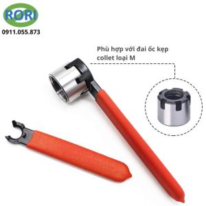 Trong gia công cơ khí CNC, việc tháo lắp đai ốc collet cần một dụng cụ có thể thiết kế phù hợp để thao tác nhanh. Hạn chế làm hư hỏng bề mặt đai ốc. Cờ lê kẹp collet ER 8M là dụng cụ chuyên dụng được thiết kế để kẹp và xoay đai ốc collet loại M. Hỗ trợ hiệu quả trong quá trình lắp đặt, thay dao và bảo trì máy CNC. Với kết cấu chắc chắn, tay cầm bọc đỏ dễ dàng thao tác cùng phần đầu được thiết kế tương thích với các rãnh trên đai ốc. Sản phẩm phù hợp cho thợ cơ khí, kỹ thuật viên và các xưởng gia công CNC.